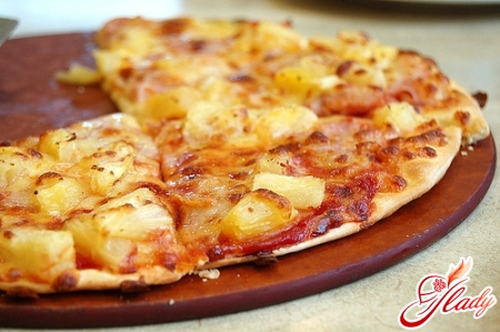 Пикантно: пицца с курицей и ананасами